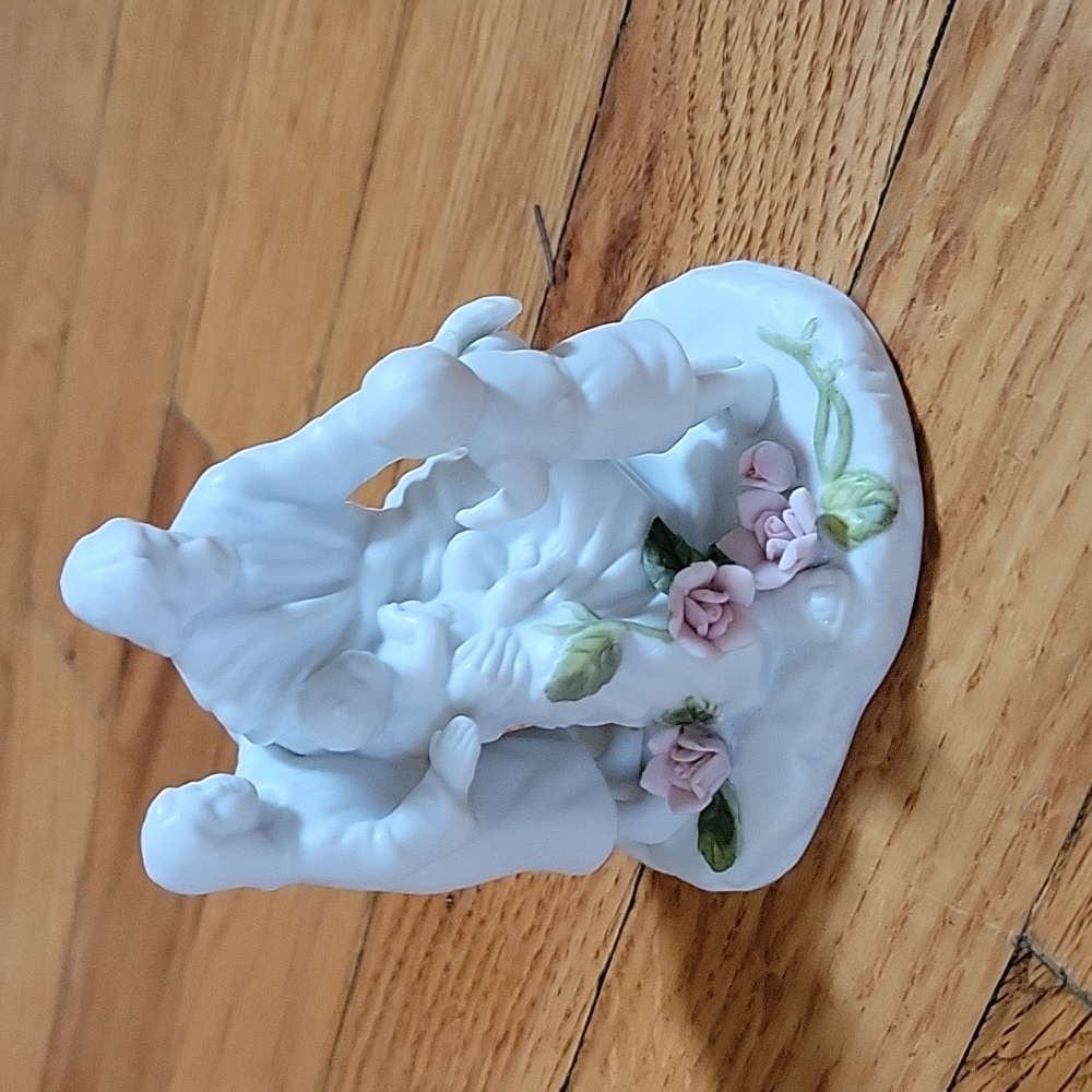 Jesus with children statue. EUC
